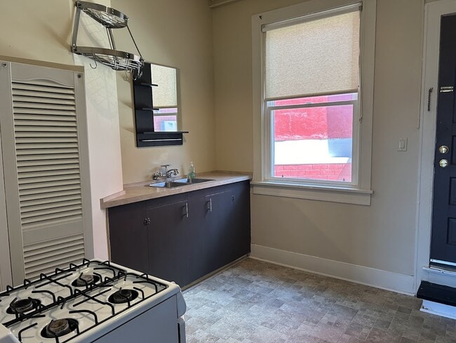 Gas cooking stove - 4537 SE 65th Ave Unit 6