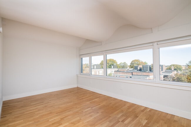 Building Photo - 333 Harvard St Unit 5