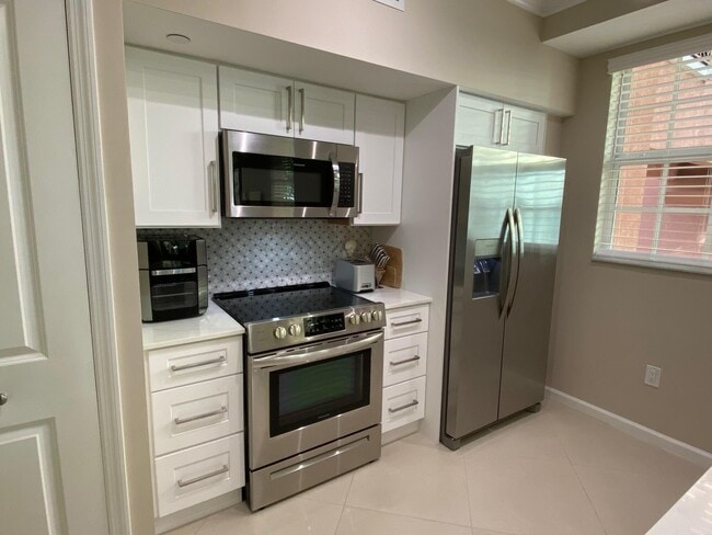 225 NE 1st St Unit 202