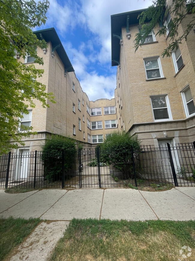 Building Photo - 4748 N Albany Ave Rental