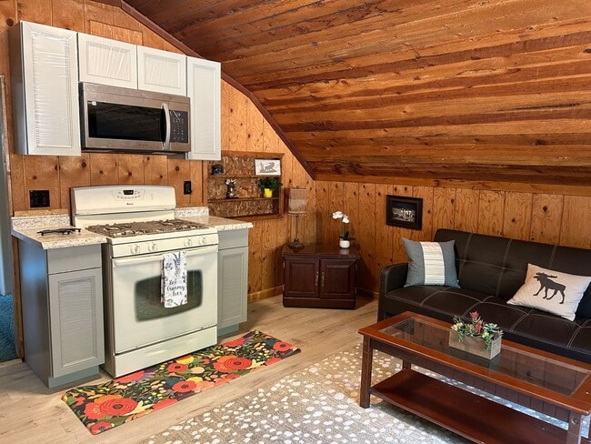 Building Photo - Furnished Unit Upstairs 4 Rental