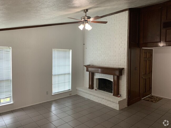 Building Photo - AVAILABLE NOW!!! Lovely 3/2/2 home in Gran...