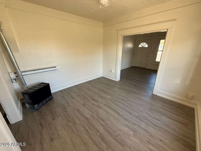 Photo - 663 E 8th St