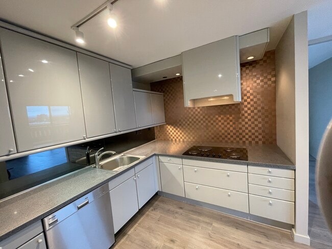 Building Photo - 1 Gold St Unit APT 13AB