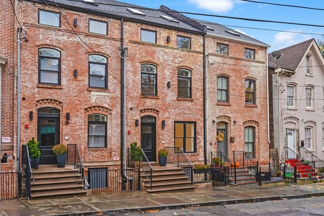 Building Photo - 117 Lander St Unit 3