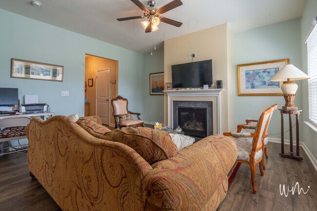 Photo - 3 bed and 2.5 bath house with 2 car garage near ETSU