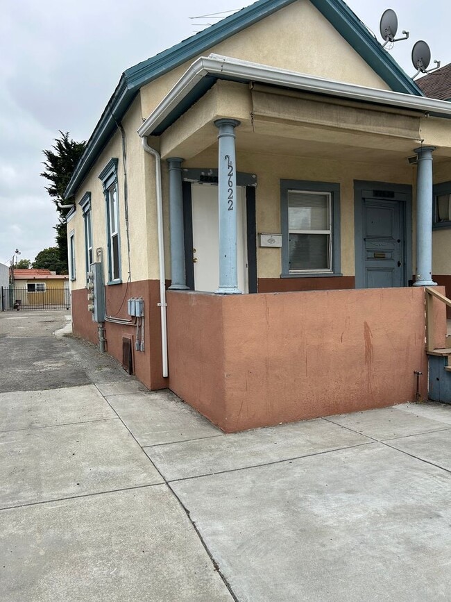Building Photo - Hayward One Bedroom Duplex Rental
