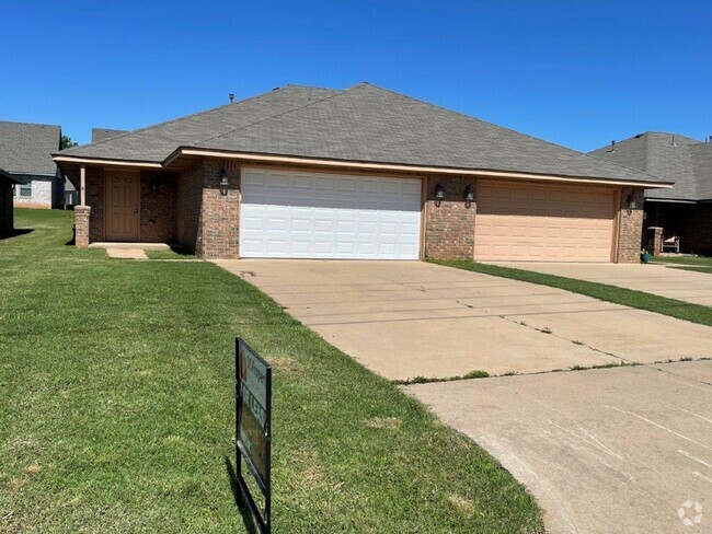 Building Photo - 3 bed 2 bath duplex in Chickasha Rental