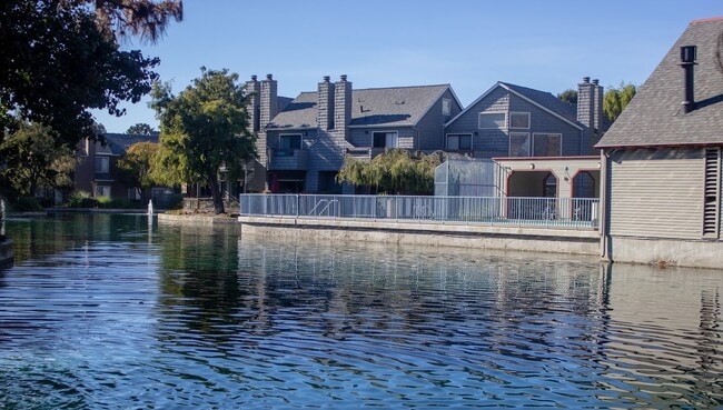 Building Photo - 1110 Shoreline Dr Rental