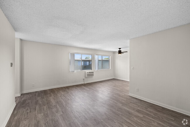 1BR, 1BA - 800SF - Living Room