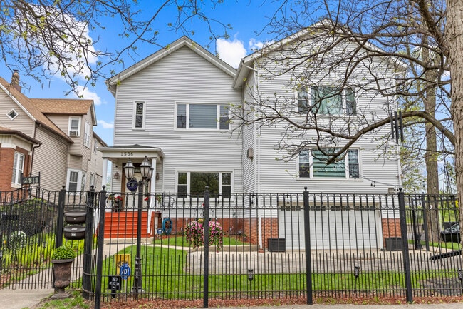Photo - 2536 W Logan Blvd Unidad 1