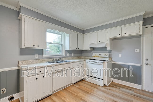 Photo - 835 Archer Rd