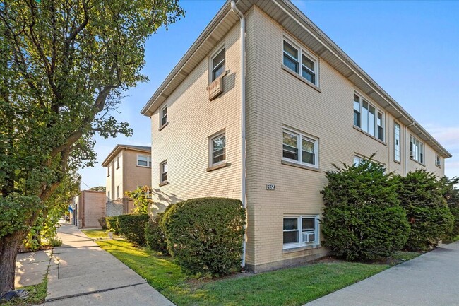 Building Photo - 5834 W Montrose Ave Unit 2S Rental