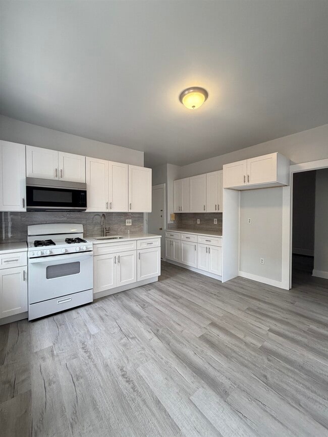Photo - 67 W 53rd St