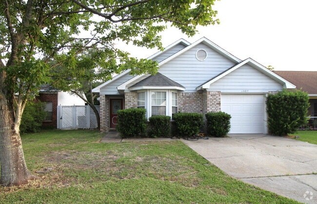 Building Photo - Spacious 3BR/2BA Gulf Breeze Home with Vau...