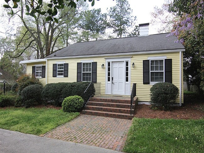 Adorable, Renovated Bungalow with Huge Yar... - Adorable, Renovated Bungalow with Huge Yar... House