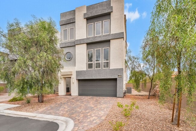 Building Photo - Modern Southwest Retreat with Flexible Living Spaces!