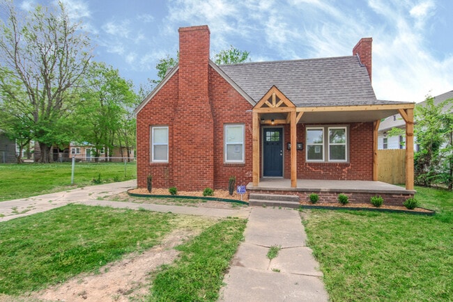 Photo - Charming Duplex 1/1 Duplex With Storage!