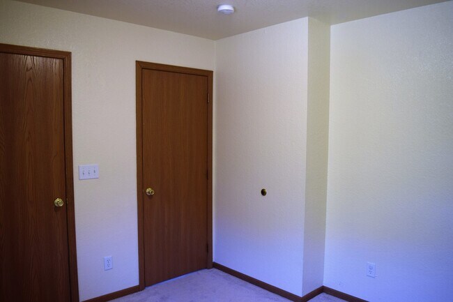 Photo - Spacious & Convenient Living in Shady Oaks!