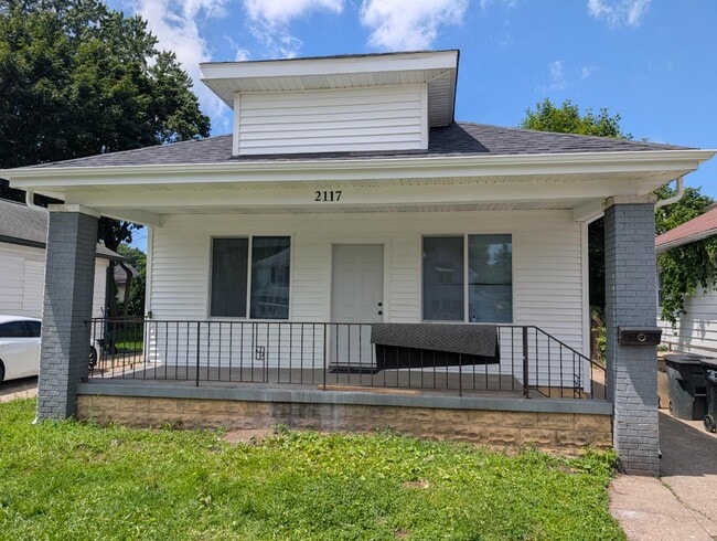 Building Photo - 2117 Kemble Ave Rental