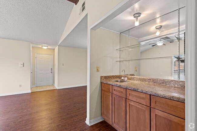 2BR, 2BA - 1277SF (A) - Entry & Wet Bar