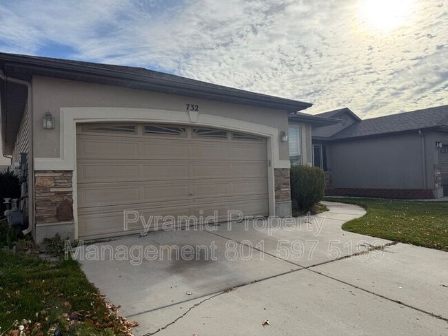 Photo - 732 Skipton Dr W