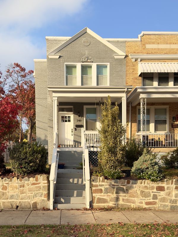 Photo - 749 Hamilton St