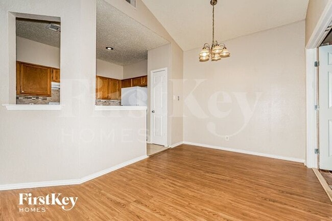 Photo - 1113 Sandalwood Ln