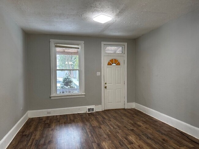 Photo - 737 Girard St