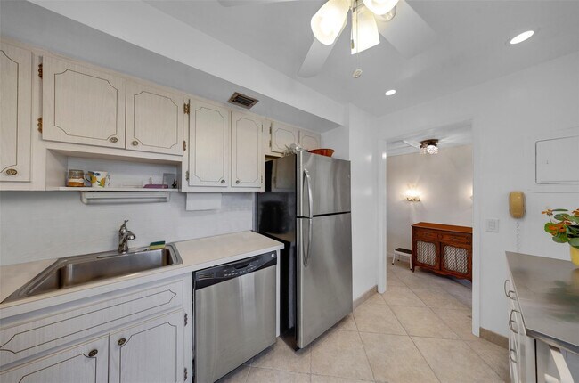 Photo - 3000 N Palm Aire Dr Unit 302