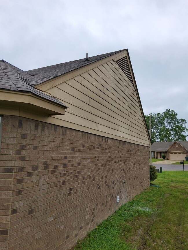 Photo - Modern Southaven Home with Two-Car Garage