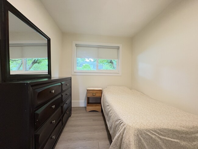 Photo - 10695-1137A 137a St