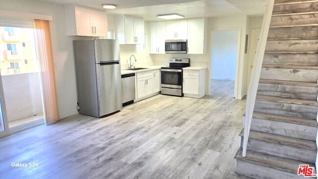 Photo - 140 N Berendo St Unidad 9