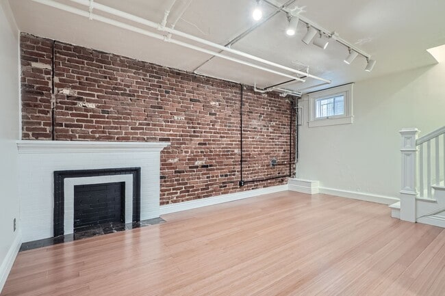 Building Photo - 954 N Pearl St