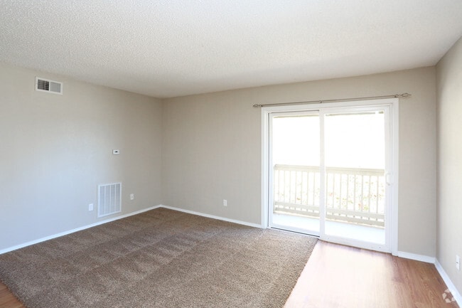 2BR, 2BA - 900SF - Living Area