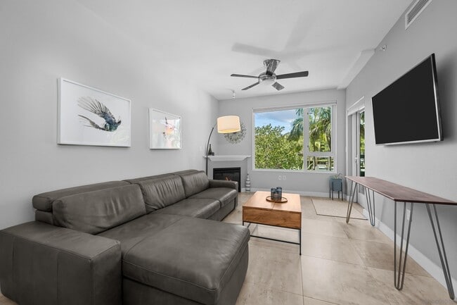 Building Photo - 300 W Beech St Unit 204 Rental