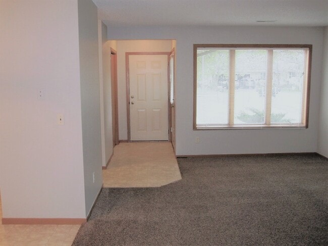 Building Photo - 594 W 8th St Unit C