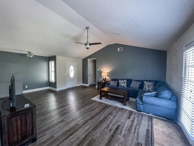 Photo - 613 Waverly Ln
