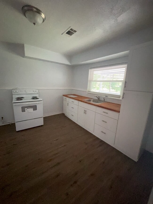 Photo - 805 Dorgan St