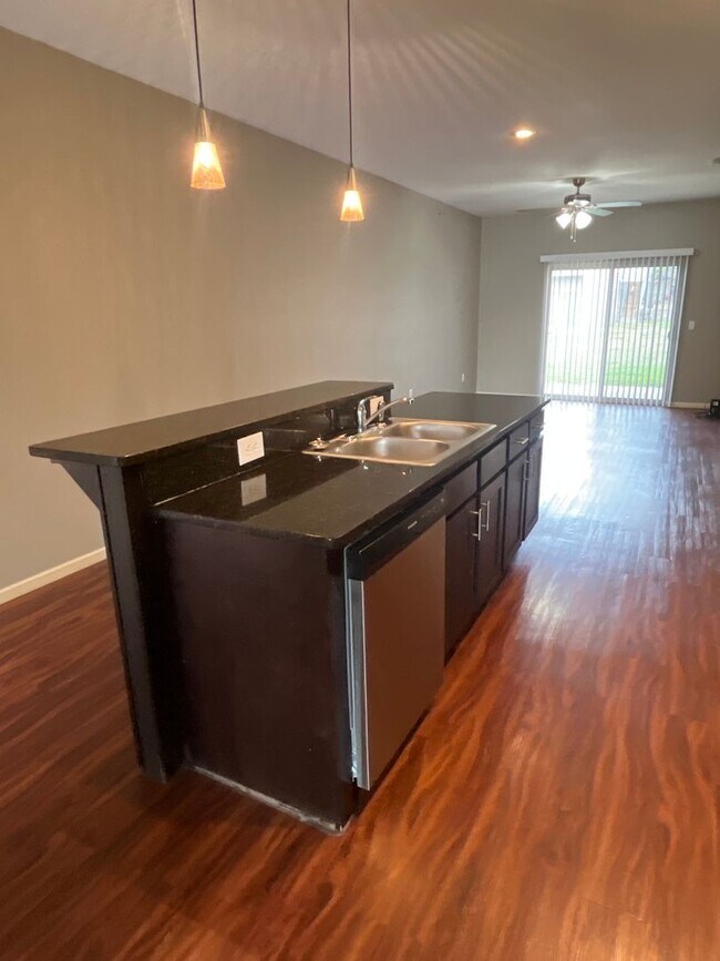 Photo - 2 Bedroom, 2 Bath Modern, Open Floor Plan Unidad Walnut B103