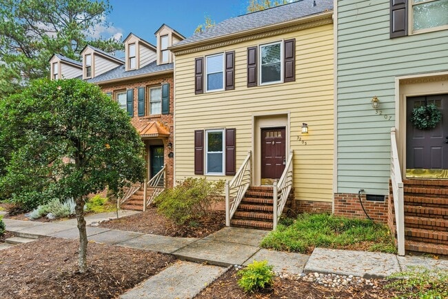 Building Photo - Charming 2 bed, 2.5 bath townhome with dec...