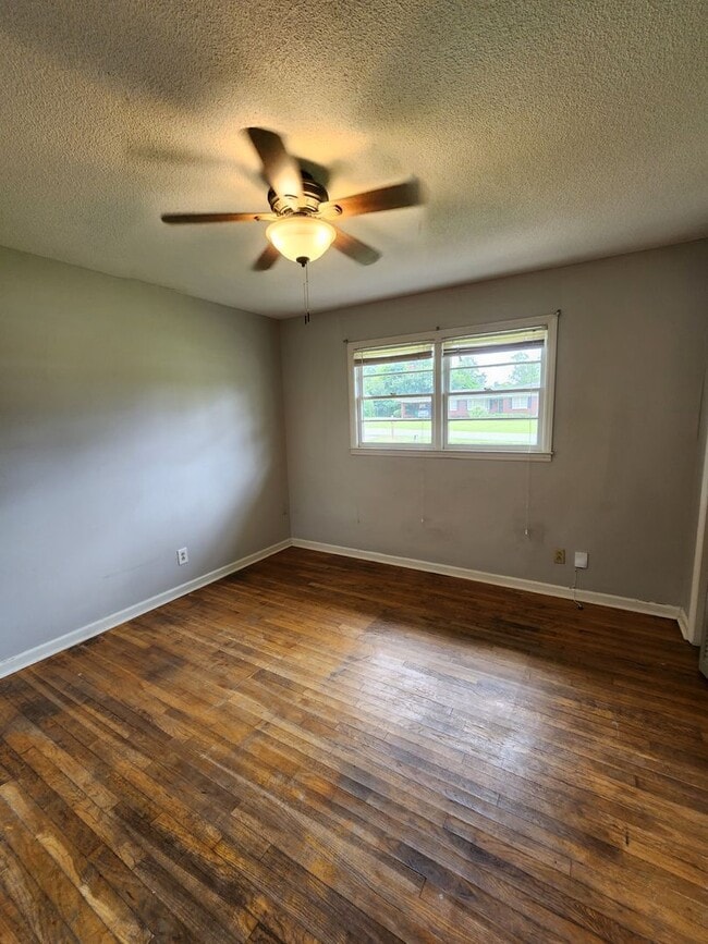 Photo - 1218 Thomwal St