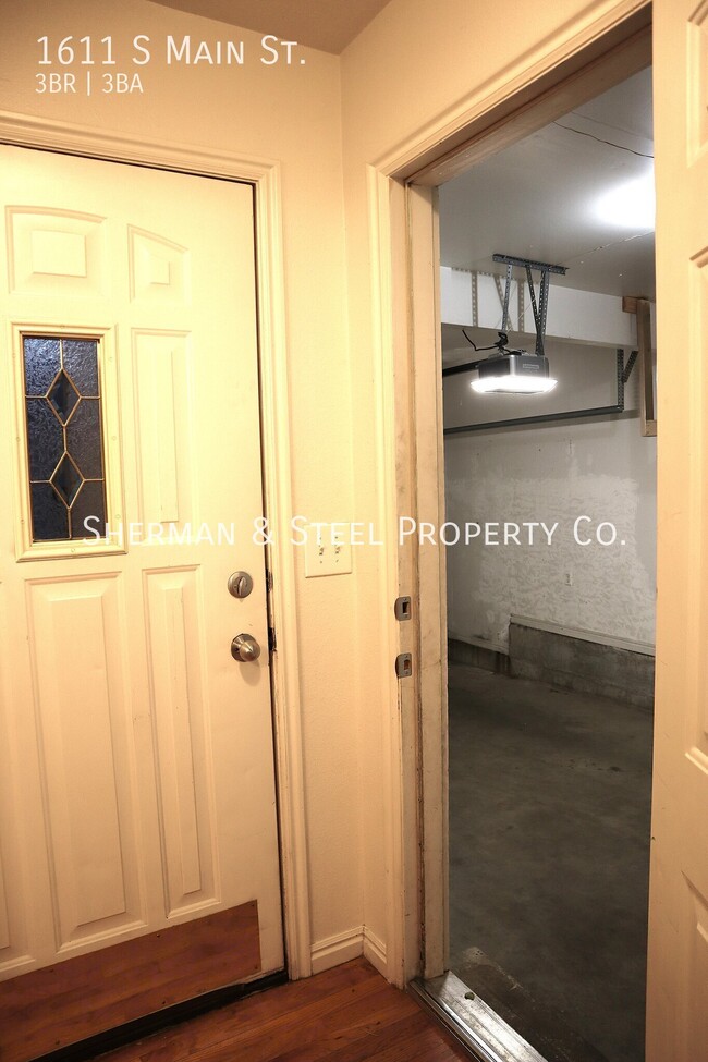 1611 S Main St