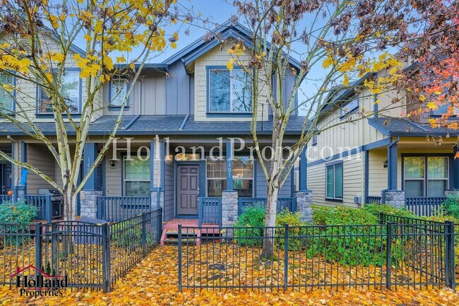 Building Photo - Charming End-Unit Townhouse in a Prime Loc...