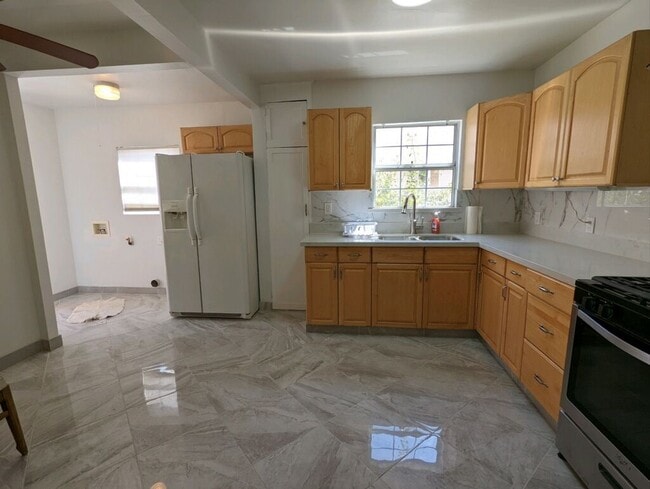 Photo - 6619 Willoughby Ave