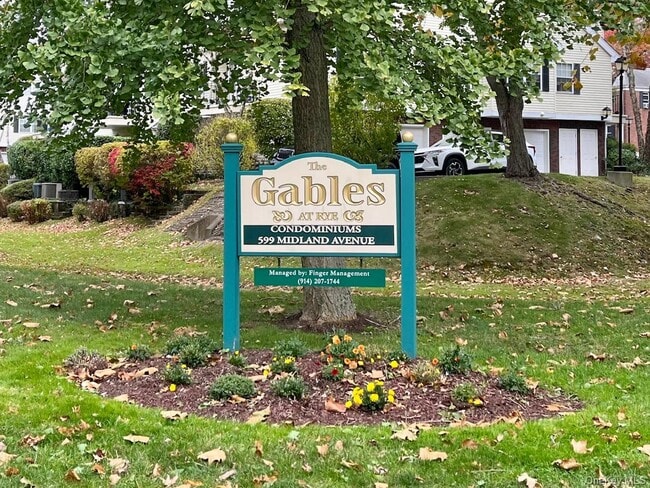 Building Photo - 599 Midland Ave Unit 1-4