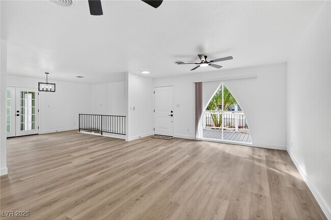 Photo - 405 Scenic Dr