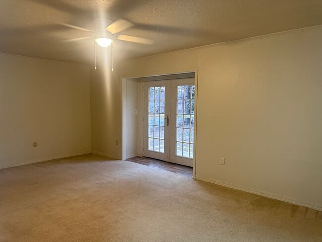 Photo - 1301 Chateau Dr