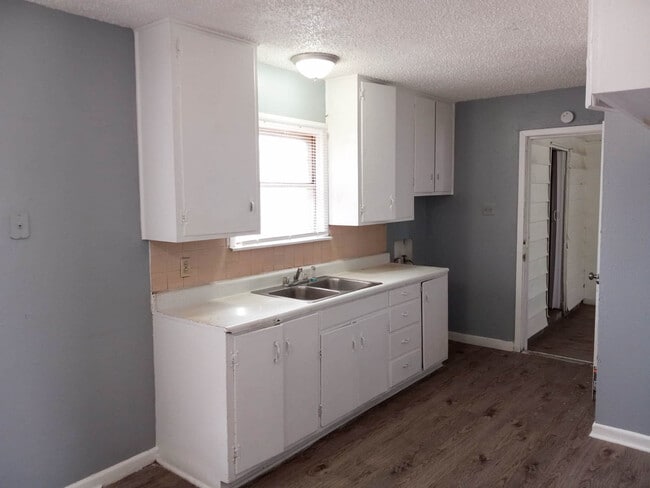 Photo - 1802 E 2nd St