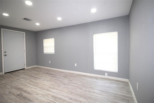 Photo - 701 Koehl St